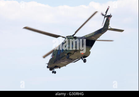 Berlino / Germania - 3 giugno 2016: tactical troop elicottero NH90 dalla nato industrie elicottero vola a Berlino, Germania in giugno Foto Stock