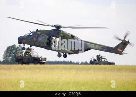 Berlino / Germania - 3 giugno 2016: tactical troop elicottero NH90 dalla nato industrie elicottero vola a Berlino, Germania in giugno Foto Stock