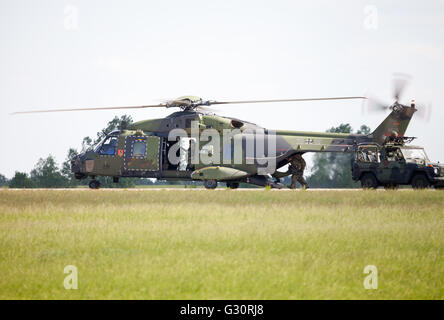 Berlino / Germania - 3 giugno 2016: tactical troop elicottero NH90 dalla nato industrie elicottero vola a Berlino, Germania in giugno Foto Stock