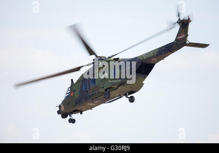 Berlino / Germania - 3 giugno 2016: tactical troop elicottero NH90 dalla nato industrie elicottero vola a Berlino, Germania in giugno Foto Stock