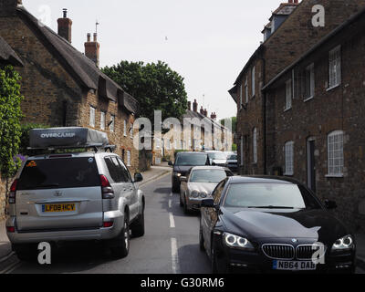 Regno Unito, Inghilterra, Dorset, Abbotsbury. La congestione del traffico Foto Stock