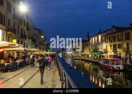 Il canale Naviglio Grande nel quartiere Navigli, ristoranti di sera, Italia Lombardei, Lombardia, , Mailand, Milano Foto Stock