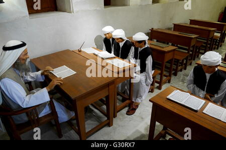 Modello di una classe e i ragazzi che studiano il Corano, all'interno della scuola Al-Ahmadiya Museum, Deira, Dubai, UAE Foto Stock