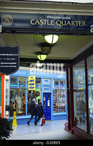 Negozio di scherzo in stile vittoriano High Street Arcade, quartiere del Castello, preso dal Edwardian Duke Street Arcade, Cardiff Wales, Regno Unito Foto Stock