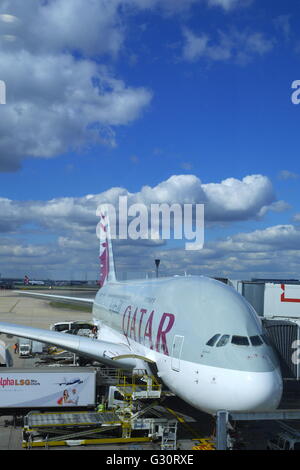 Qatar Airways Airbus A380-800 sul supporto all'Aeroporto di Londra Heathrow Foto Stock