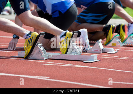 Masters atletica del Regno Unito. Uomini 100m gara iniziare. Foto Stock