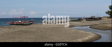 Doppia indigeni outrigger barche da pesca in un villaggio costiero nelle Filippine Foto Stock