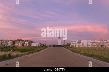 Vista al tramonto sul faro, situato sul Boulevard di Katwijk aan Zee, South Holland, Paesi Bassi. Foto Stock