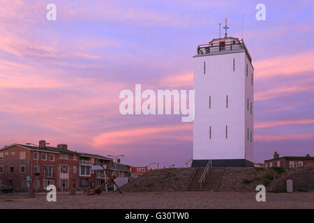 Vista al tramonto sul faro, situato lungo il Boulevard di Katwijk aan Zee, South Holland, Paesi Bassi. Foto Stock