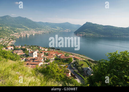 Punto di vista presso la chiesa di San Pietro a Marone si affaccia sul panorama del lago d'Iseo e Monte Isola isola nel pomeriggio la luce del sole Foto Stock