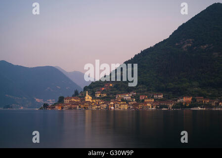 Il pittoresco villaggio mediterraneo di Peschiera Maraglio sulla riva del Monte Isola isola sul lago d'Iseo all'alba, Lombardia, Italia Foto Stock