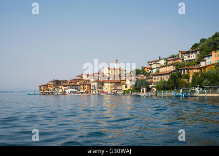 Case colorate di Peschiera Maraglio sulle boscose pendici della montagna sulle rive dell'isola Monte Isola nel Lago d'Iseo, Italia Foto Stock