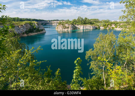 Vista della Scenic allagato la miniera - lago Zakrzowek in Cracovia in Polonia Foto Stock