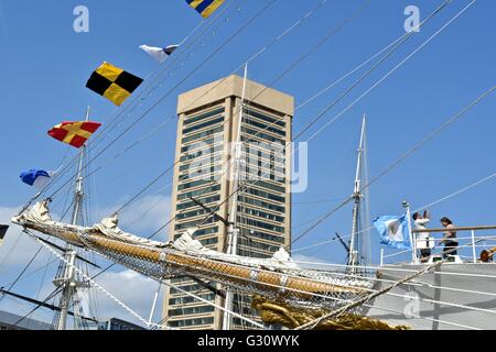 Una bella nave parcheggiato in Baltimore Inner Harbor Foto Stock