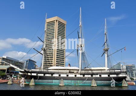 Una bella nave parcheggiato in Baltimore Inner Harbor Foto Stock