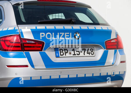 Berlino / GERMANIA - Giugno 3, 2016: macchina della polizia tedesca sorge su un edificio di Berlino / Germania il 3 maggio 2016. Foto Stock