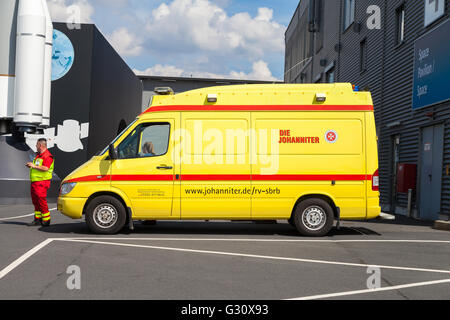 Berlino / GERMANIA - Giugno 3, 2016: tedesco ambulanza da Johaniter sorge su un edificio di Berlino / Germania il 3 maggio 2016. Foto Stock