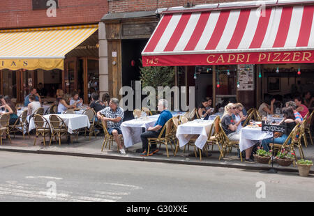 Cene alfresco in Mulberry Street con un po' di Italia nella città di New York Foto Stock