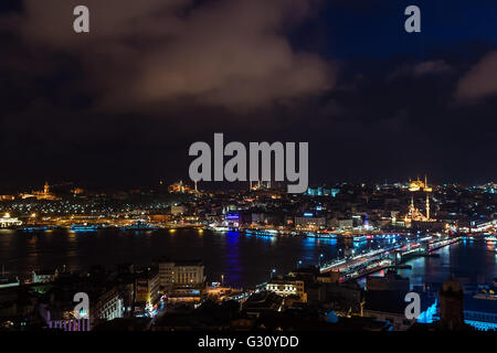 Istanbul, Turchia - Febbraio 2015: vista aerea del Bosforo dalla Torre di Galata di notte. Foto Stock