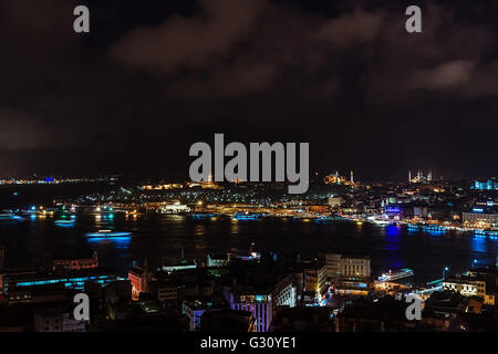 Istanbul, Turchia - Febbraio 2015: vista aerea del Bosforo dalla Torre di Galata di notte. Foto Stock