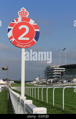 Due marker furlong presso la Epsom Downs Race Course Surrey in Inghilterra REGNO UNITO Foto Stock