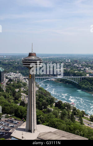 Cascate del Niagara con una vista del lato americani da Ontario, Canada con Skylon Foto Stock