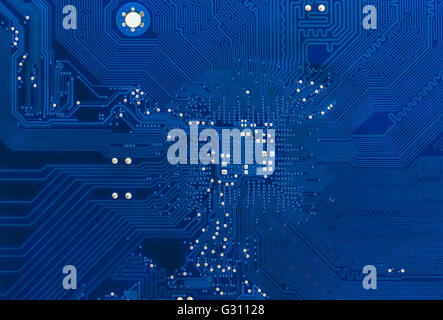 Circuito blu sullo sfondo della scheda della scheda madre del computer Foto Stock
