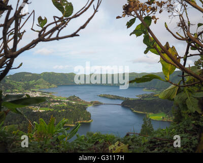 Sette città laghi visti tra i cespugli Foto Stock