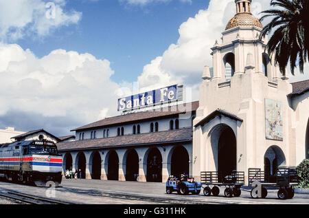 La Santa Fe Depot è una storica stazione ferroviaria che ha aperto nel 1915 come il capolinea meridionale della Atchison, Topeka e Santa Fe linea ferroviaria nel centro cittadino di San Diego, California, USA. Riconosciuto per la sua missione in stile Revival di architettura, il deposito serve ora locale dei pendolari carrelli nonché Amtrak, America nazionale del trasporto ferroviario di passeggeri con treni che corrono a nord di Los Angeles e cross-country destinazioni. Foto Stock