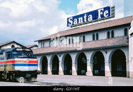 La Santa Fe Depot è una storica stazione ferroviaria che ha aperto nel 1915 come il capolinea meridionale della Atchison, Topeka e Santa Fe linea ferroviaria nel centro cittadino di San Diego, California, USA. Riconosciuto per la sua missione in stile Revival di architettura, il deposito serve ora locale dei pendolari carrelli nonché Amtrak, America nazionale del trasporto ferroviario di passeggeri con treni che corrono a nord di Los Angeles e cross-country destinazioni. Foto Stock