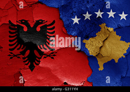 Bandiere di Albania e Kosovo dipinta sulla parete incrinato Foto Stock