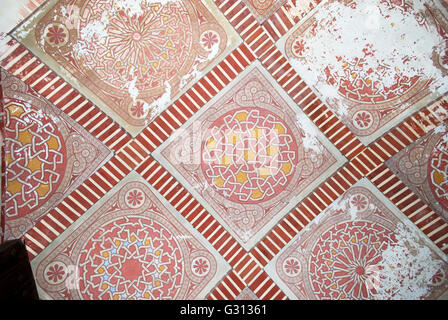 Soffitto decorato di l'entrata principale con il Nasrid Palace, Malaga (Castello Alcazaba de Malaga), Malaga, Spagna. Foto Stock