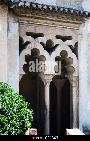 Archi decorati entro il Nasrid Palace, Malaga (Castello Alcazaba de Malaga), Malaga, provincia di Malaga, Andalusia. Foto Stock