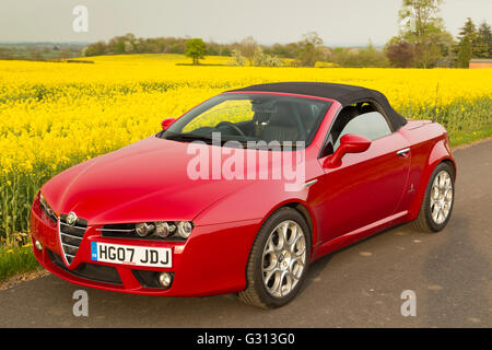Alfa Romeo Spider capote cabrio vettura sportiva in rosso con cappa nera Foto Stock