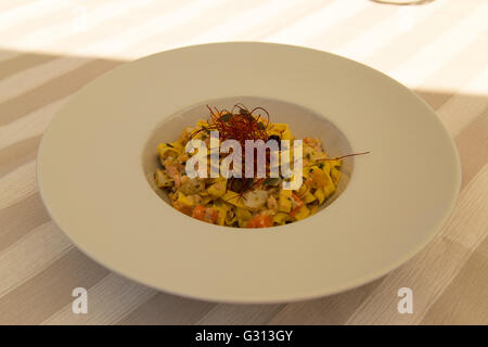 Moderno e di colore bianco ciotola di tagliatelle con zafferano Foto Stock