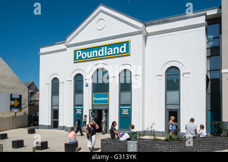 Poundland store shop edificio inusuale utilizzo in località costiera comune di Tenby,Pembrokeshire,West Wales,Galles,U.K.UK,l'Europa. Foto Stock