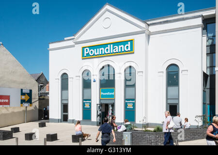 Poundland store shop, edificio inusuale utilizzo. In località costiera comune di Tenby,Pembrokeshire,West Wales,Galles,U.K.UK,l'Europa. Foto Stock