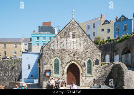 Antica chiesa di Porto nella località costiera comune di Tenby,Pembrokeshire,West Wales,Galles,U.K.UK,l'Europa. Foto Stock