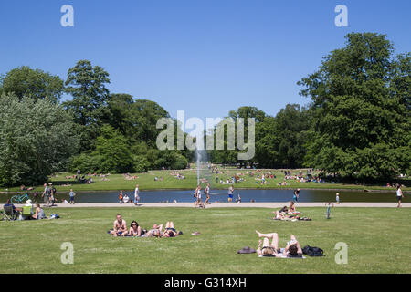 Frederiksberg, Danimarca - 5 Giugno 2016: persone godendo il sole a Frederiksberg park una domenica pomeriggio. Foto Stock