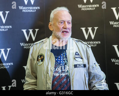 Buzz Aldrin a un libro firma del suo libro "nessun sogno è troppo alta: lezioni di vita da un uomo che ha camminato sulla Luna' Foto Stock