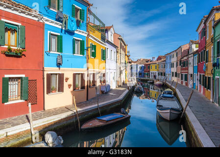 Insolitamente edifici dipinti, barche parcheggiate in canali, la città di Burano. Foto Stock