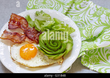 Uova fritte, pancetta e avocado è salito per la prima colazione Foto Stock