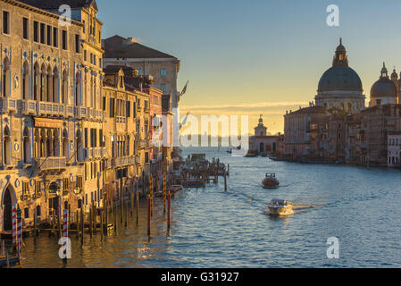 Canali di acqua le maggiori attrazioni turistiche in Italia, Venezia. Foto Stock