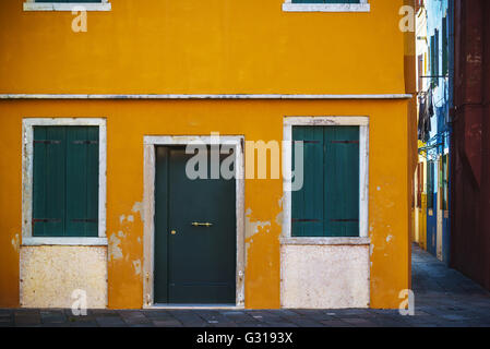 Facciate colorate con porte e finestre di Burano, Italia. Foto Stock