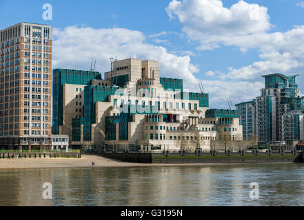 Il SIS edificio, sede di MI6, Vauxhall Cross, London, England, Regno Unito Foto Stock