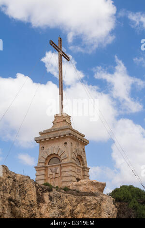 La Laferla Cross è uno dei primi del novecento un punto di riferimento religioso all'interno della periferia di Siggiewi, a isola mediterranea di Malta. B Foto Stock