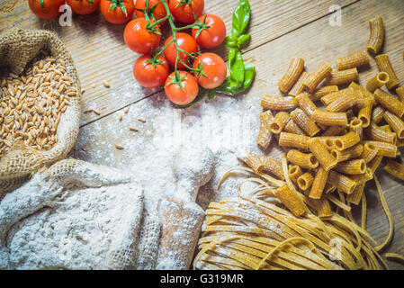 Pasta integrale con ingredienti. Foto Stock