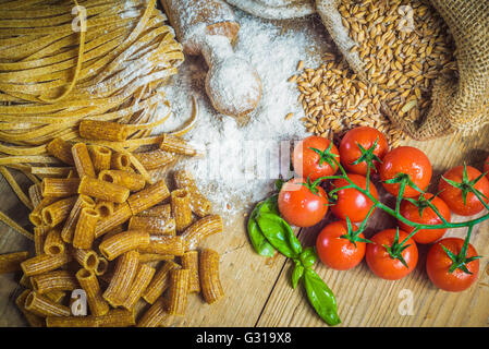 Pasta integrale con ingredienti. Foto Stock