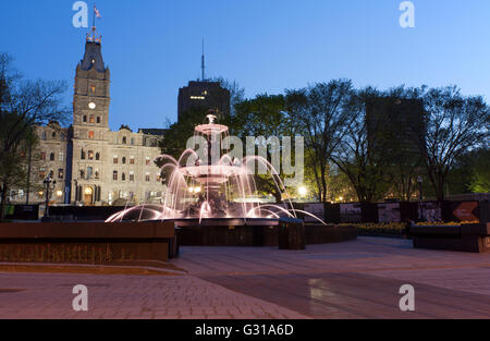 QUEBEC CITY - 23 Maggio 2016: Fontaine de Tourny sorge direttamente di fronte al Palazzo del Parlamento, dove essa inevitabilmente richiama th Foto Stock