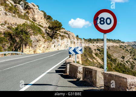 80 km/h segnale di limite di velocità su una strada di montagna. Spagna Foto Stock